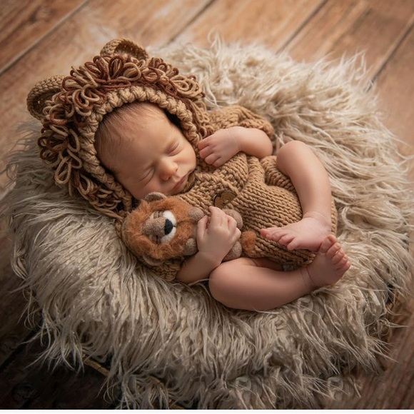 Newborn Crochet Lion Costume with Tights and Bodysuit - Picture 6 of 11